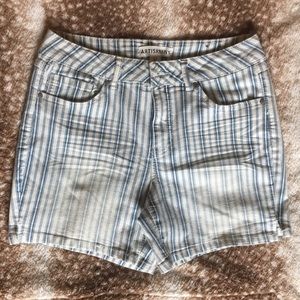Artisan NY Mid-Thigh Bermuda Shorts